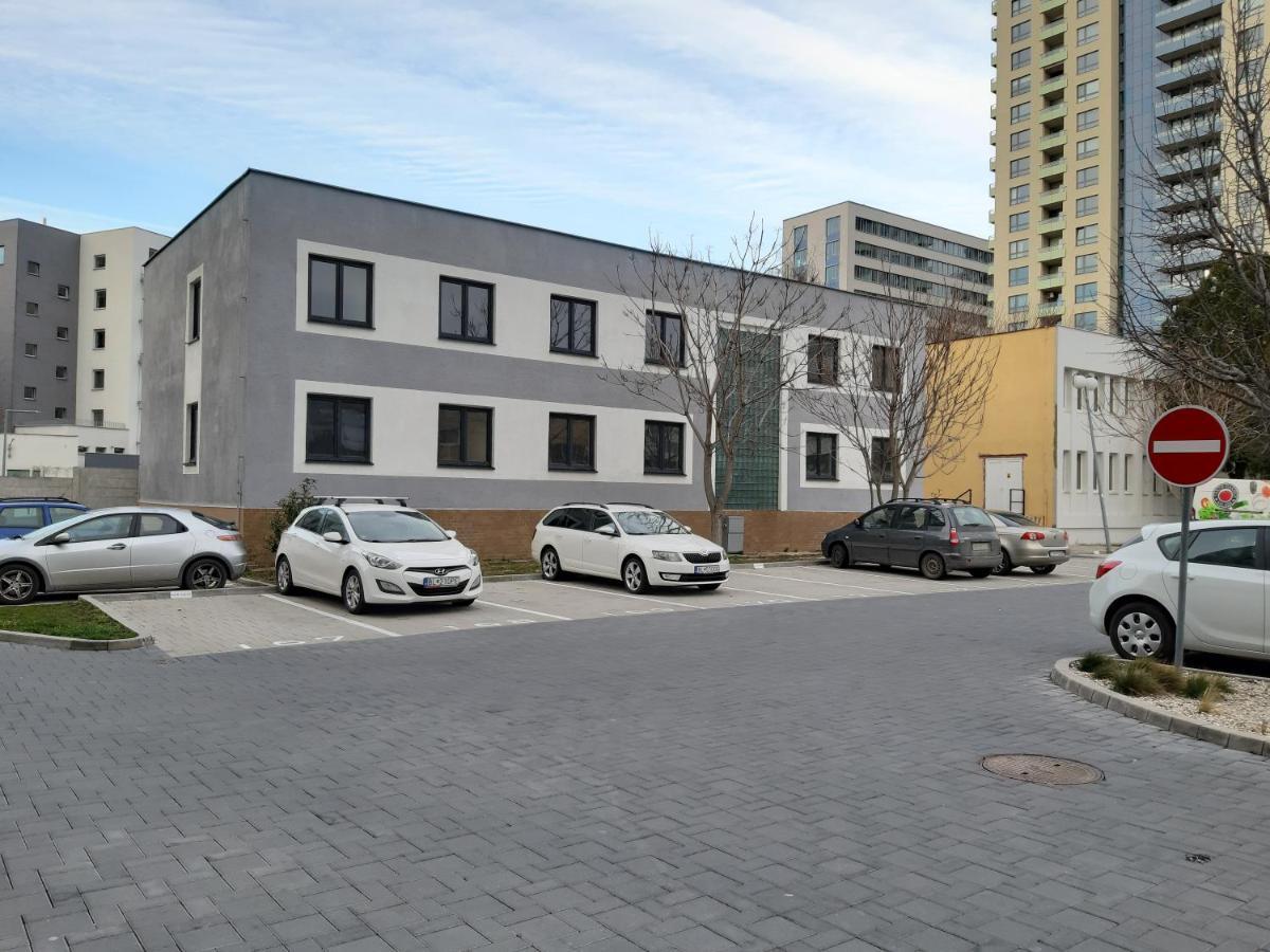 Hostel Living Bratislava By The Bus Station Exterior foto